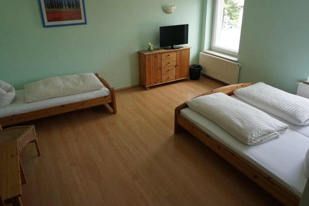 Hotel Am Bahnhof Варен Экстерьер фото