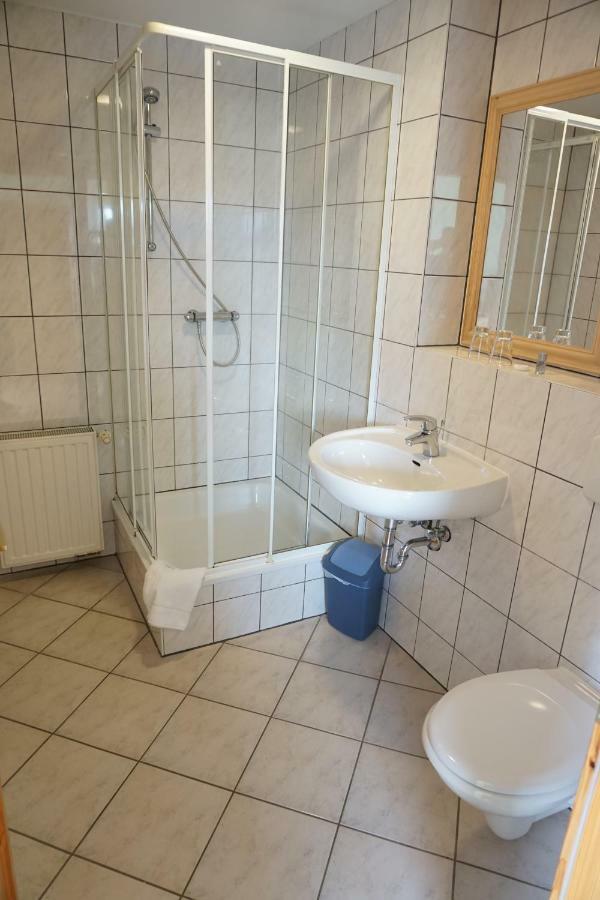 Hotel Am Bahnhof Варен Экстерьер фото