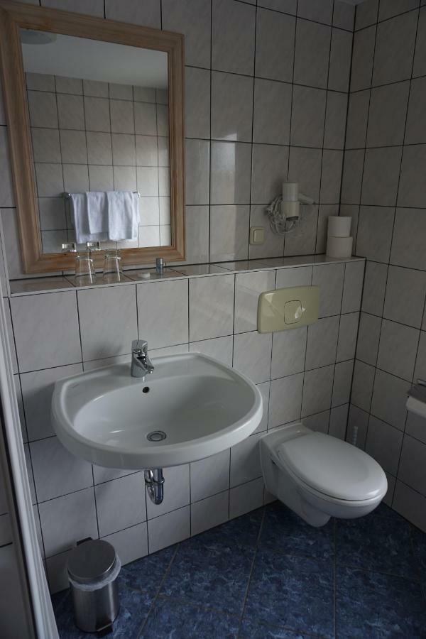 Hotel Am Bahnhof Варен Экстерьер фото