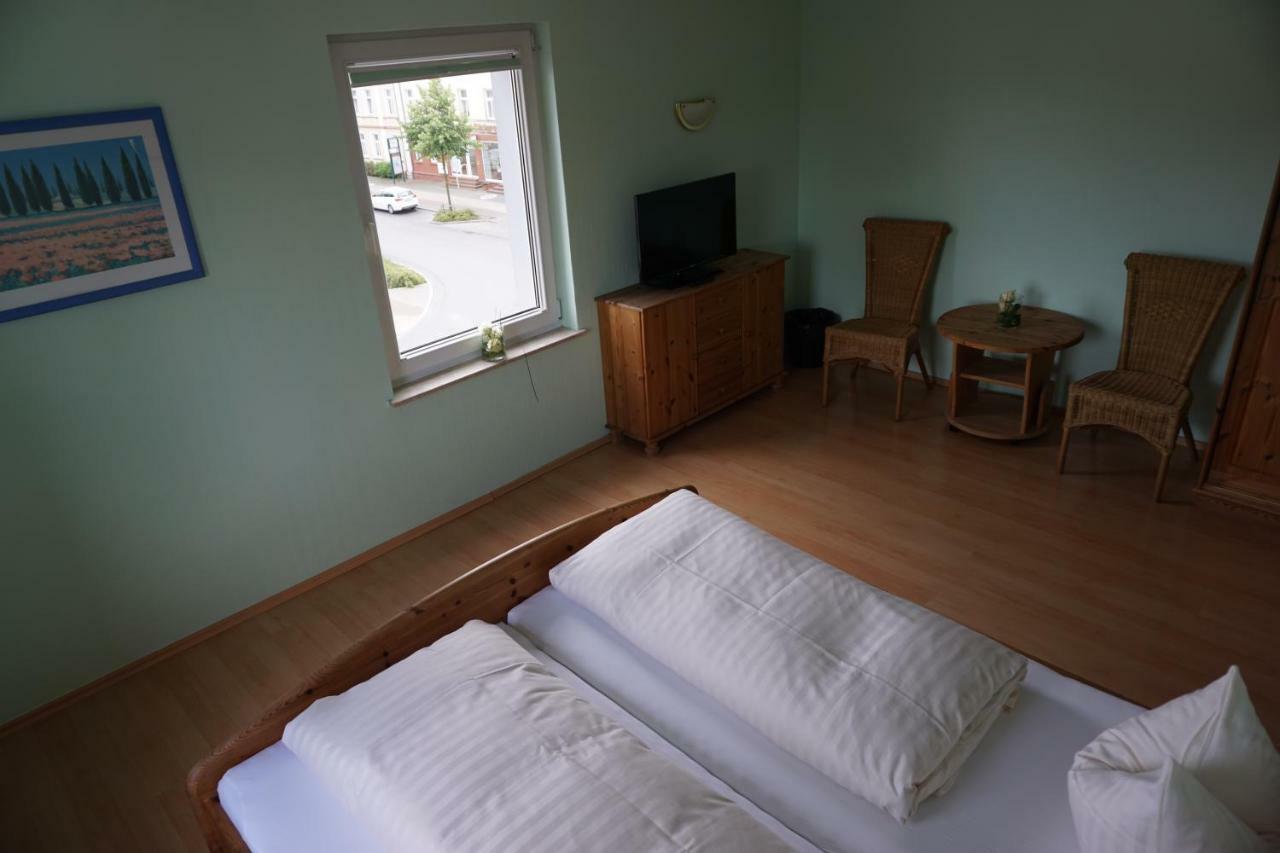 Hotel Am Bahnhof Варен Экстерьер фото